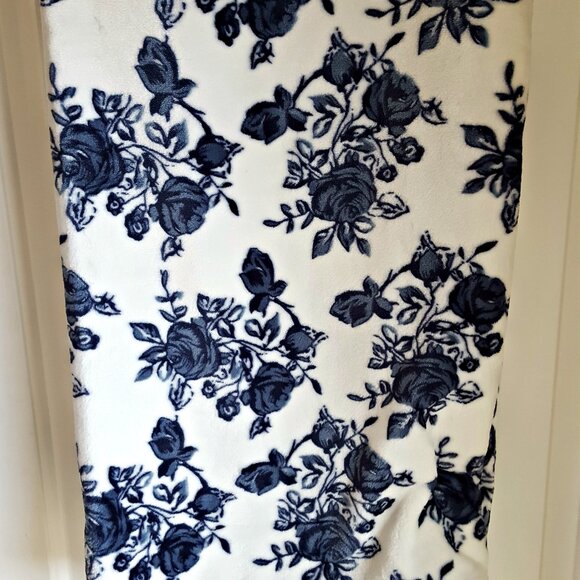 NEW! TOILE FLORAL ULTRA PLUSH THROW BLANKET - Picture 3 of 5